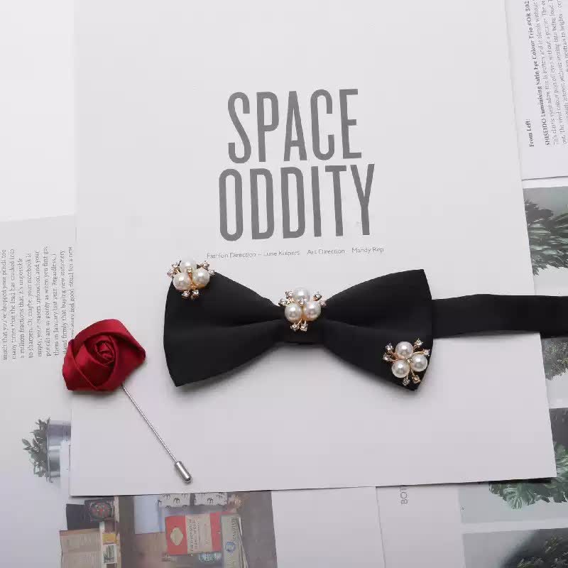 Conjunto de 2 pajaritas para hombre con corpiño rojo, metal dorado y flores de perla.