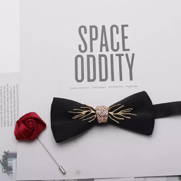 Conjunto de 2 pajaritas para hombre con corpiño rojo, metal dorado y flores de perla.