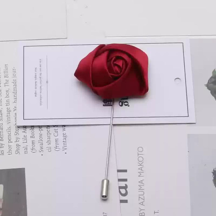 Conjunto de 2 pajaritas para hombre con corpiño rojo, metal dorado y flores de perla.