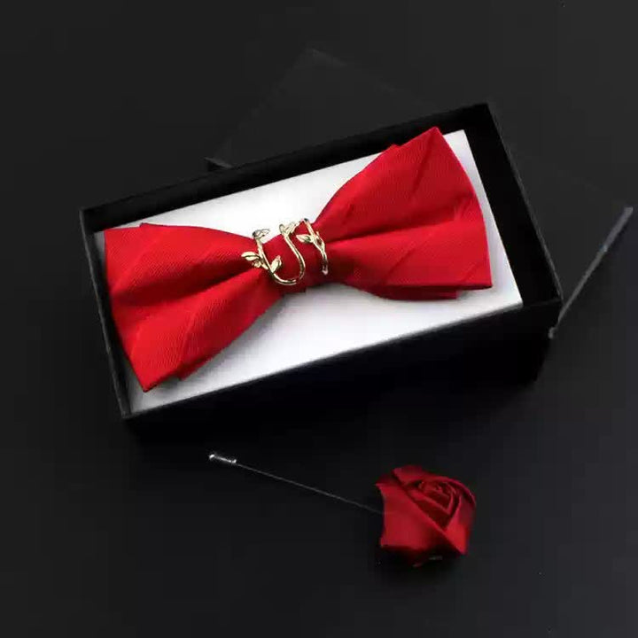 Conjunto de 2 pajaritas para hombre con hojas de parra doradas y ramillete rojo