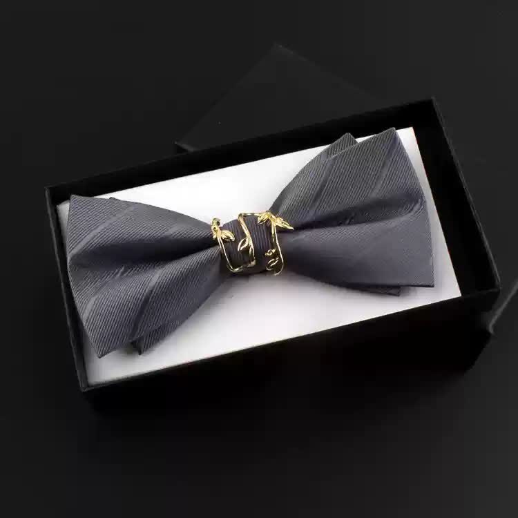 Conjunto de 2 pajaritas para hombre con hojas de parra doradas y ramillete rojo