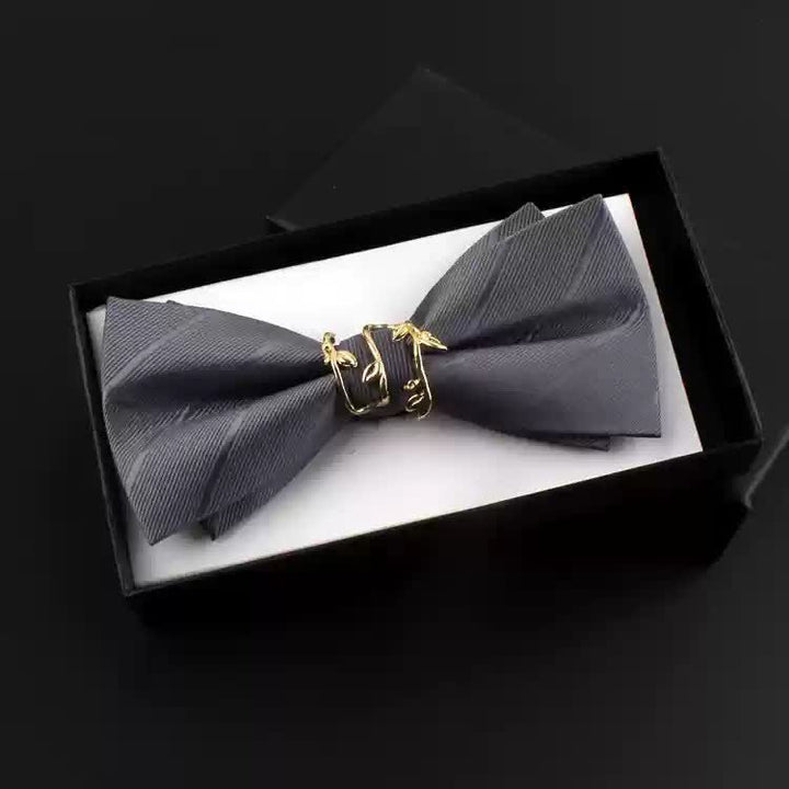 Conjunto de 2 pajaritas para hombre con hojas de parra doradas y ramillete rojo