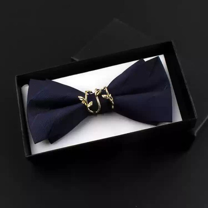 Conjunto de 2 pajaritas para hombre con hojas de parra doradas y ramillete rojo