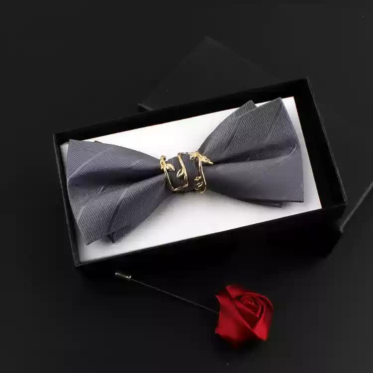 Conjunto de 2 pajaritas para hombre con hojas de parra doradas y ramillete rojo