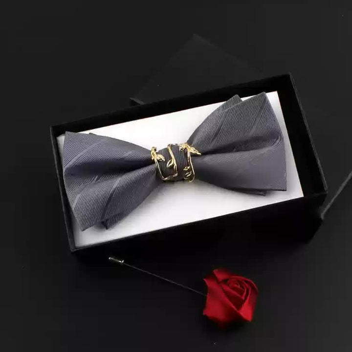 Conjunto de 2 pajaritas para hombre con hojas de parra doradas y ramillete rojo