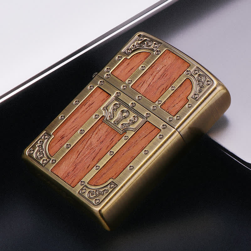 Encendedor de queroseno recargable con grabado de latón y puerta antigua de madera marrón