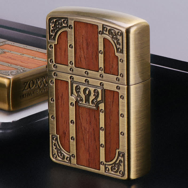 Encendedor de queroseno recargable con grabado de latón y puerta antigua de madera marrón