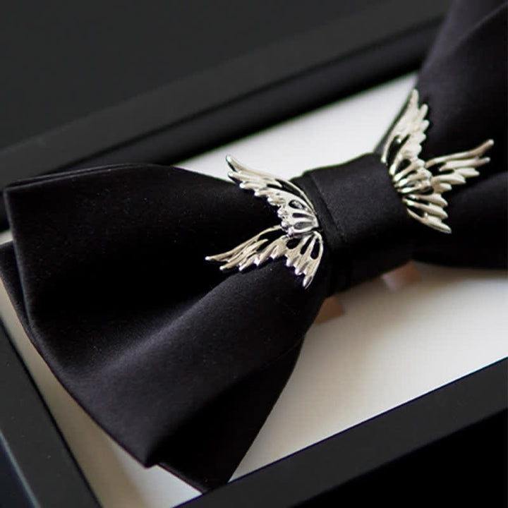 Pajarita negra elegante con alas voladoras plateadas para hombre