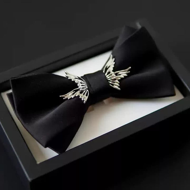 Pajarita negra elegante con alas voladoras plateadas para hombre