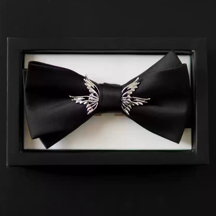 Pajarita negra elegante con alas voladoras plateadas para hombre