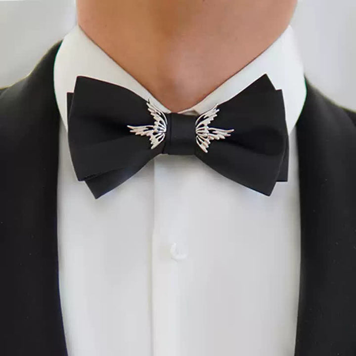 Pajarita negra elegante con alas voladoras plateadas para hombre
