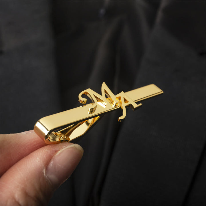 Personaliza tu barra de corbata con la letra inicial de tu boda