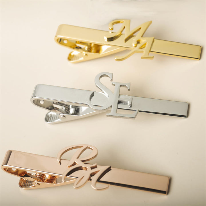 Personaliza tu barra de corbata con la letra inicial de tu boda