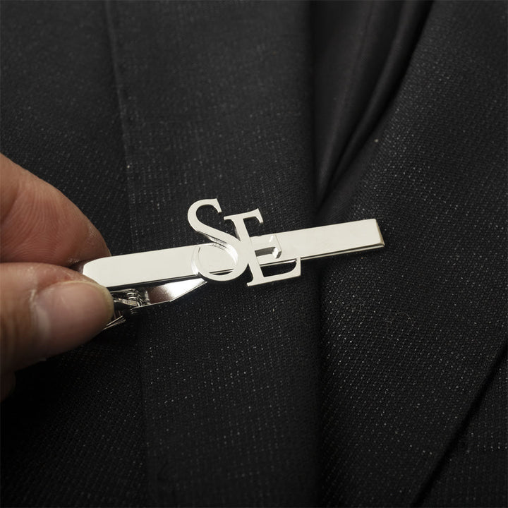 Personaliza tu barra de corbata con la letra inicial de tu boda