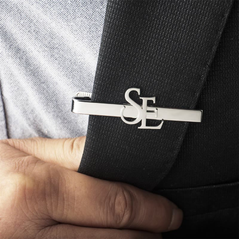 Personaliza tu barra de corbata con la letra inicial de tu boda