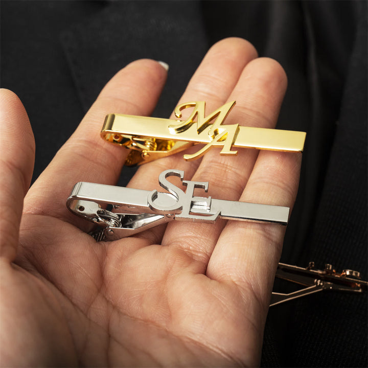 Personaliza tu barra de corbata con la letra inicial de tu boda