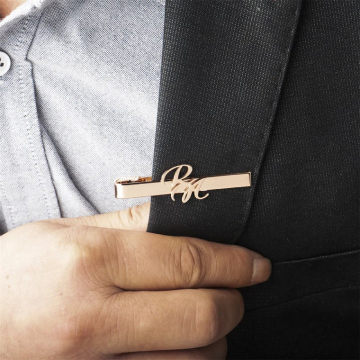 Personaliza tu barra de corbata con la letra inicial de tu boda