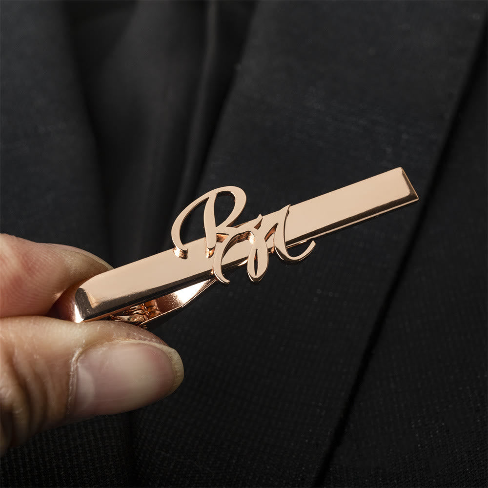 Personaliza tu barra de corbata con la letra inicial de tu boda