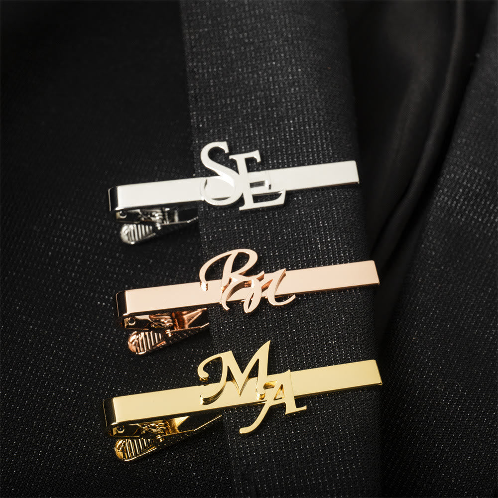 Personaliza tu barra de corbata con la letra inicial de tu boda