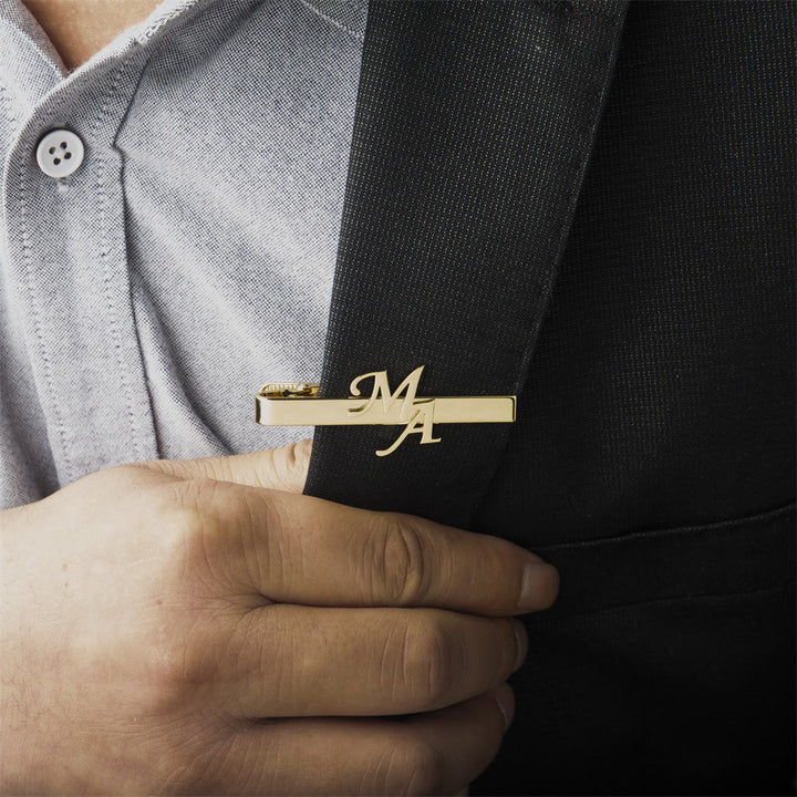 Personaliza tu barra de corbata con la letra inicial de tu boda