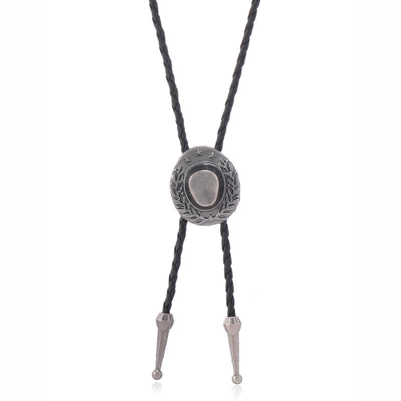 Dije de bronce con forma de sombrero de vaquero y corbata de bolo