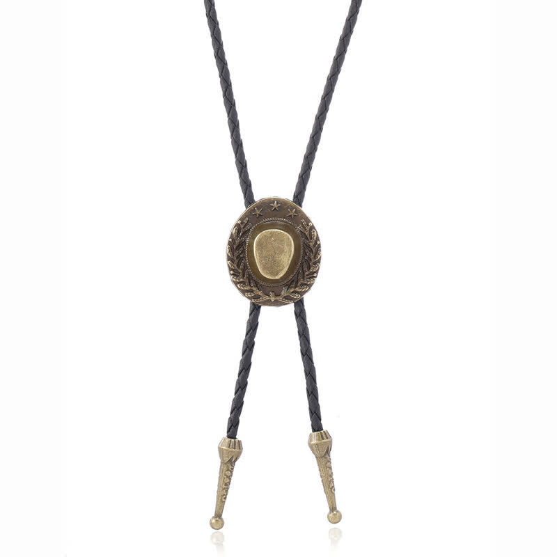 Dije de bronce con forma de sombrero de vaquero y corbata de bolo