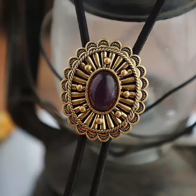 Corbata bolo de resina roja oscura con medallón dorado antiguo
