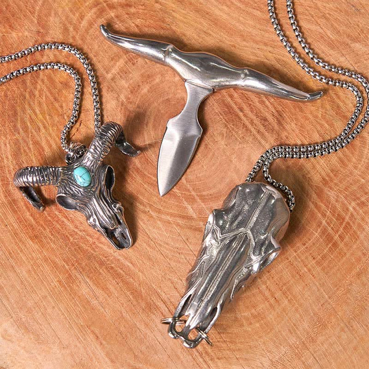 Conjunto de collar con colgante de toro longhorn y cabeza de cuerno de carnero turquesa