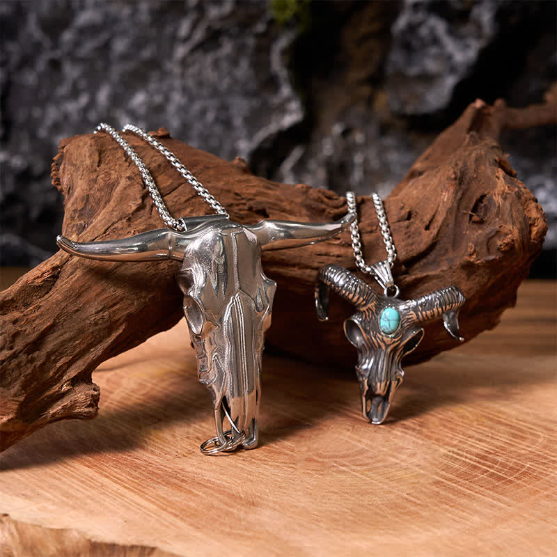 Conjunto de collar con colgante de toro longhorn y cabeza de cuerno de carnero turquesa