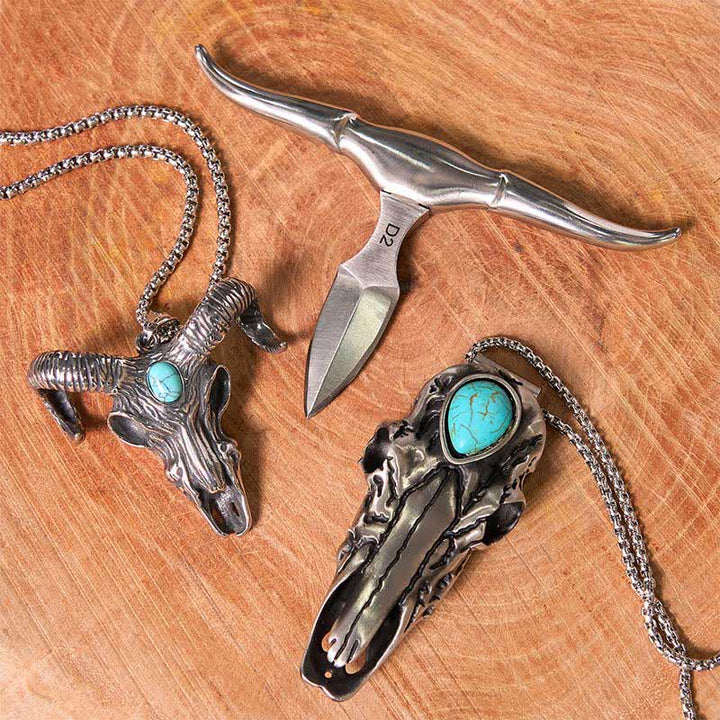 Conjunto de collar con colgante de toro longhorn y cabeza de cuerno de carnero turquesa