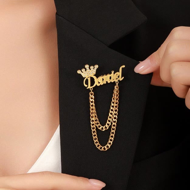 Broche personalizado con tu nombre y corona decorativa. Accesorios para traje.