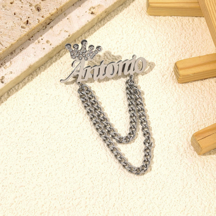 Broche personalizado con tu nombre y corona decorativa. Accesorios para traje.