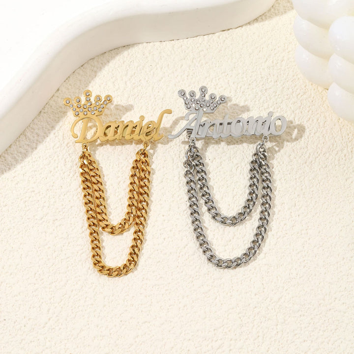 Broche personalizado con tu nombre y corona decorativa. Accesorios para traje.