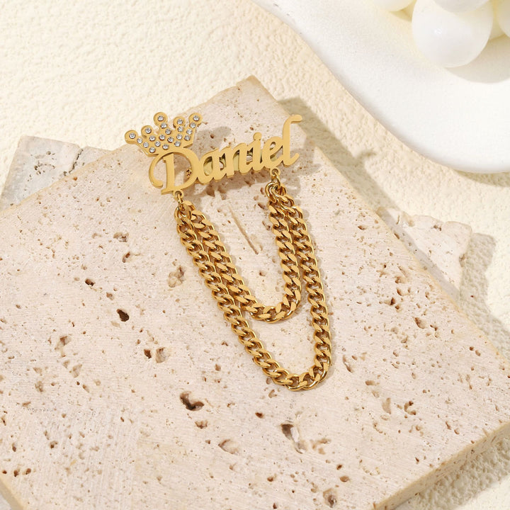 Broche personalizado con tu nombre y corona decorativa. Accesorios para traje.