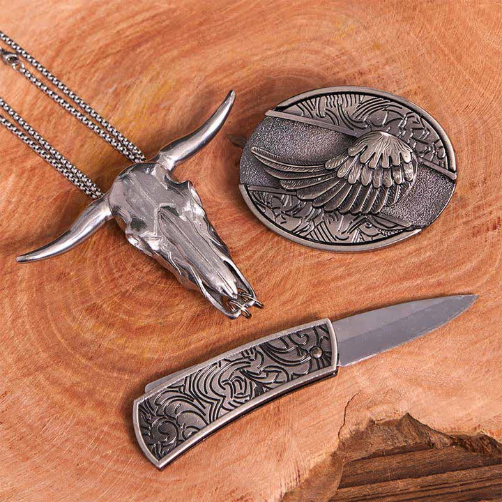 Conjunto de colgante de toro de cuernos largos con hebilla de cinturón y cuchillo oculto de alas de ángel
