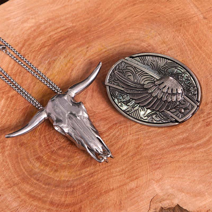 Conjunto de colgante de toro de cuernos largos con hebilla de cinturón y cuchillo oculto de alas de ángel