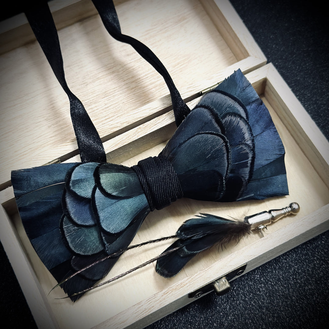 Pajarita de plumas azul pizarra con prendedor de solapa
