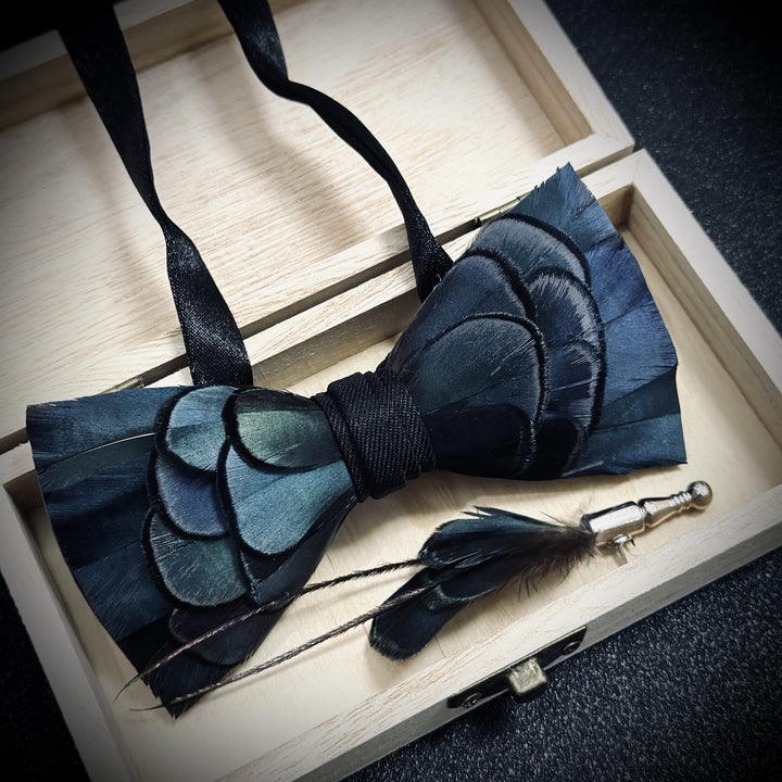Pajarita de plumas azul pizarra con prendedor de solapa