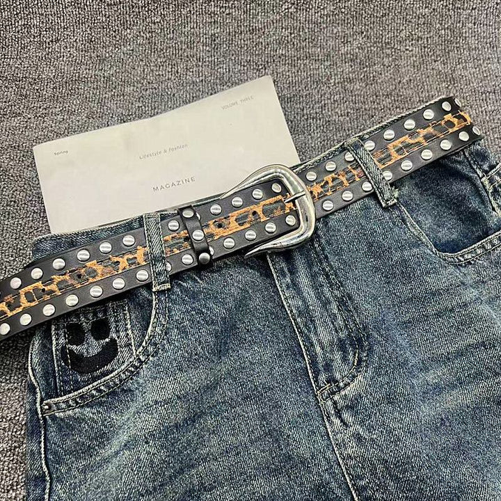 Cinturón de piel con remaches y estampado de leopardo para mujer