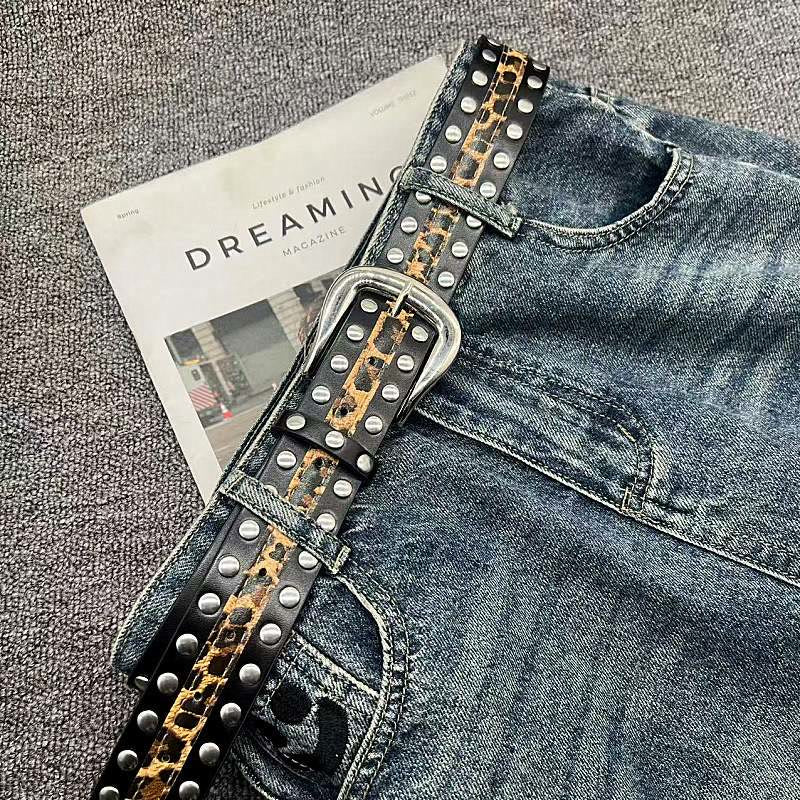 Cinturón de piel con remaches y estampado de leopardo para mujer