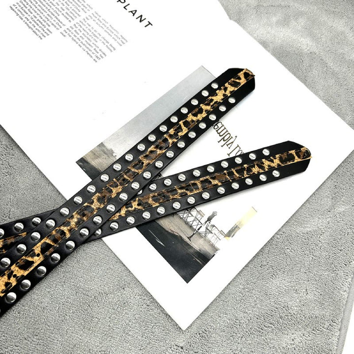 Cinturón de piel con remaches y estampado de leopardo para mujer