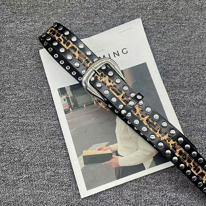 Cinturón de piel con remaches y estampado de leopardo para mujer