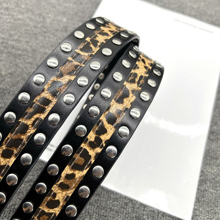 Cinturón de piel con remaches y estampado de leopardo para mujer