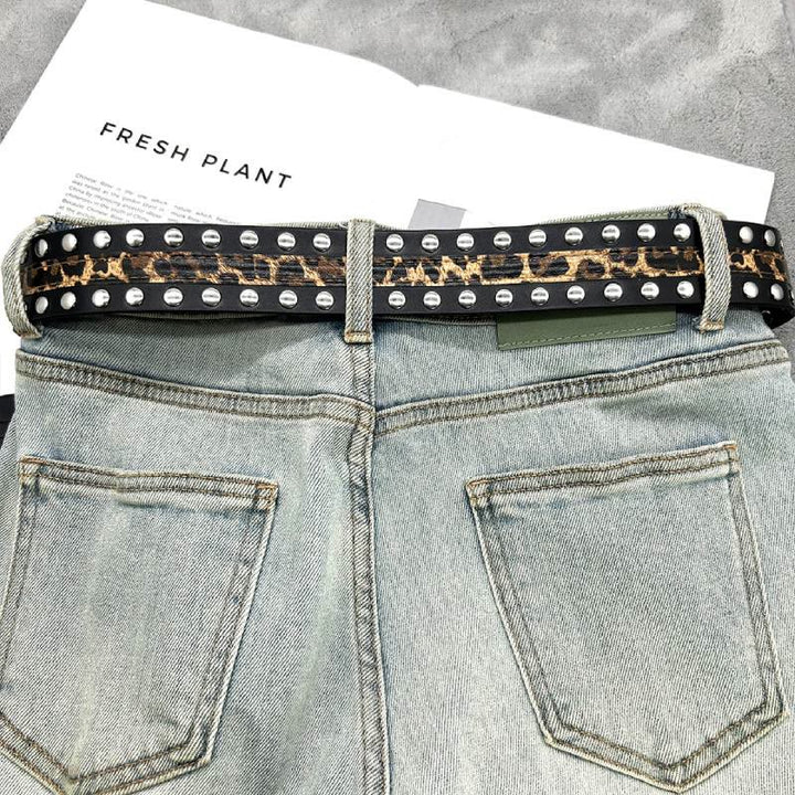 Cinturón de piel con remaches y estampado de leopardo para mujer