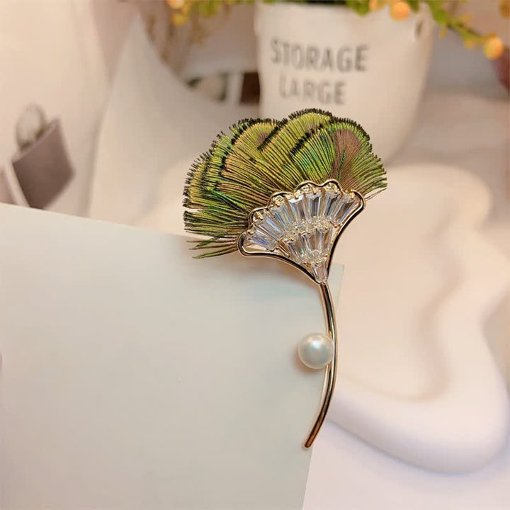 Broche de mujer con forma de hoja de ginkgo y plumas de pavo real verde