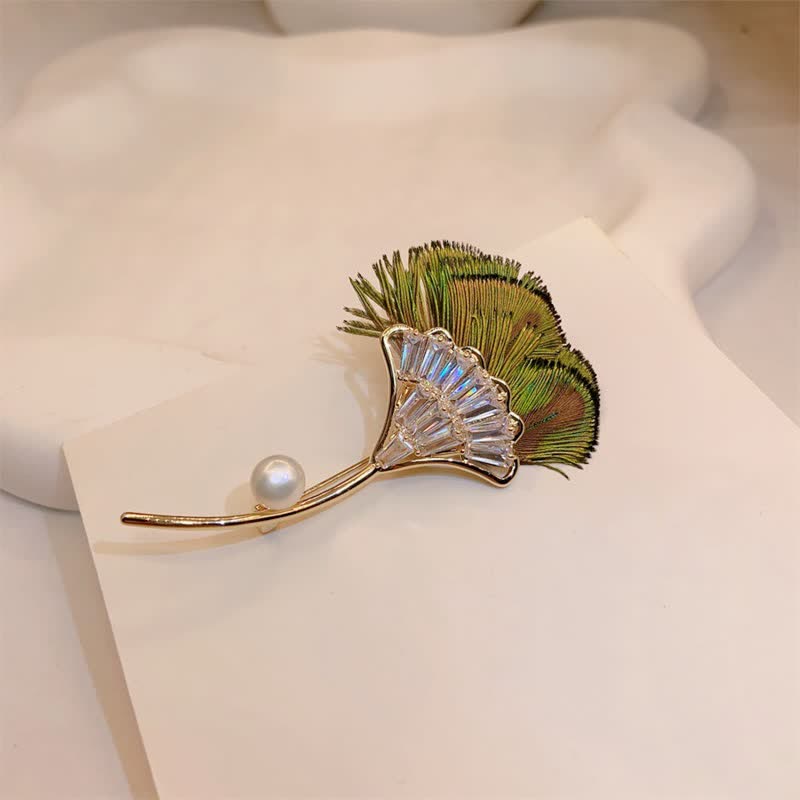 Broche de mujer con forma de hoja de ginkgo y plumas de pavo real verde