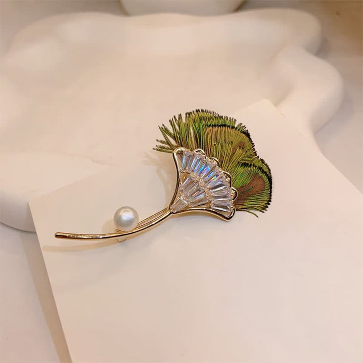 Broche de mujer con forma de hoja de ginkgo y plumas de pavo real verde