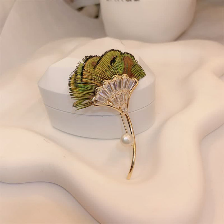 Broche de mujer con forma de hoja de ginkgo y plumas de pavo real verde