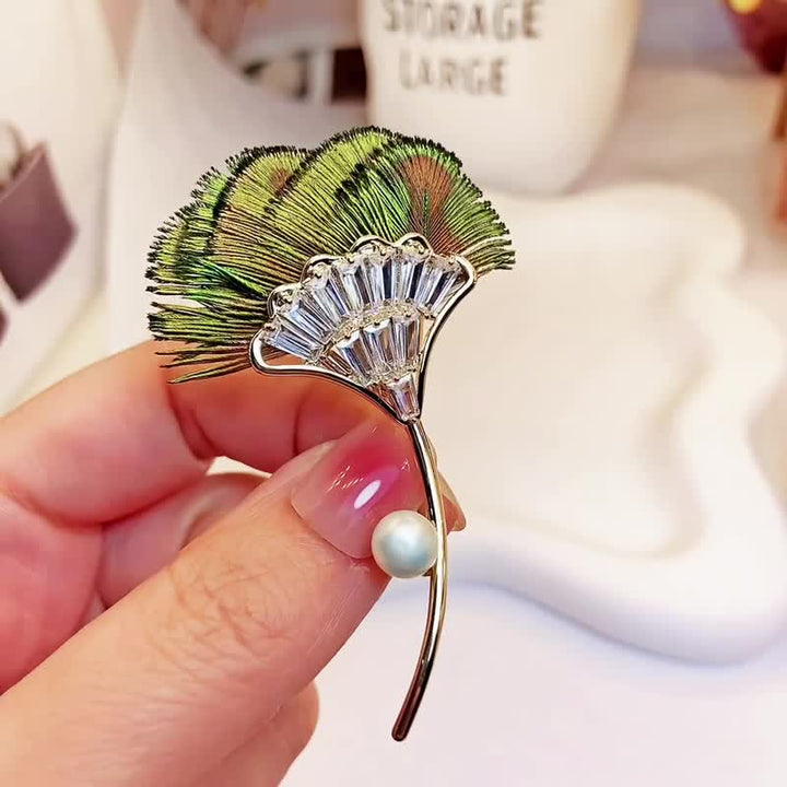Broche de mujer con forma de hoja de ginkgo y plumas de pavo real verde