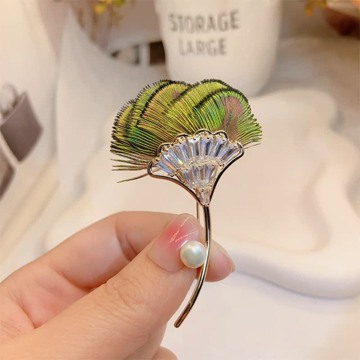 Broche de mujer con forma de hoja de ginkgo y plumas de pavo real verde